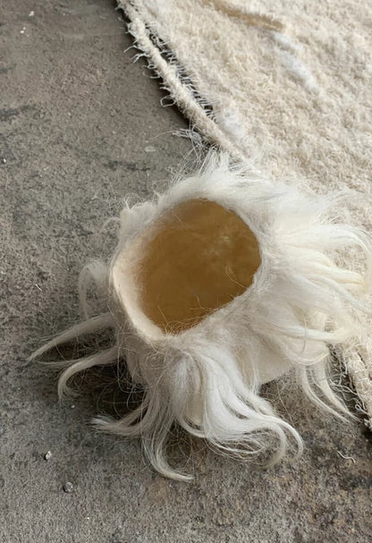Vaso Pastoreio da Hiyo em lã natural com acabamento rústico, fibra natural em tom cru