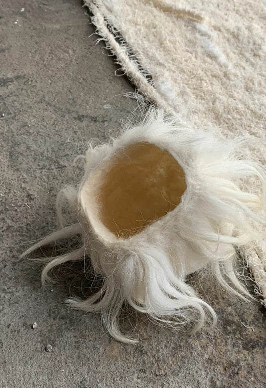 Vaso Pastoreio da Hiyo em lã natural com acabamento rústico, fibra natural em tom cru