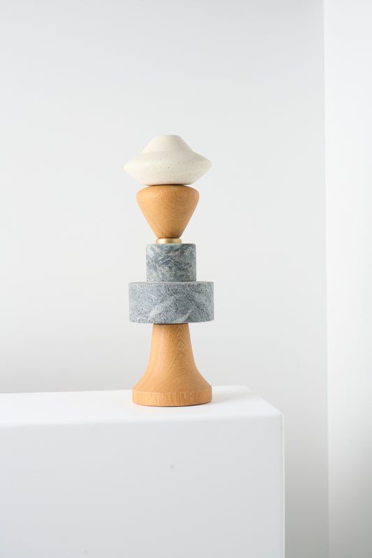 Escultura decorativa Toy N.01 da Hiyo em madeira e pedra natural, assinada pela marca Iludi