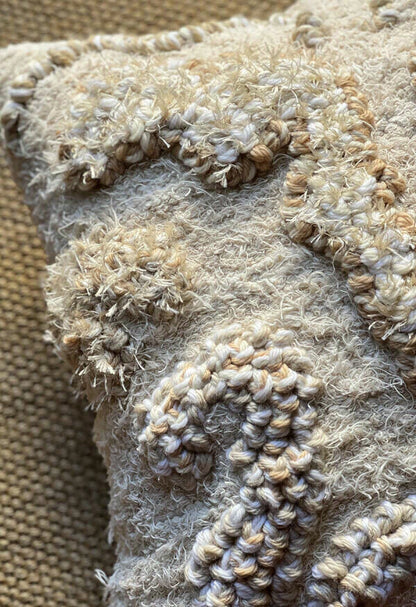 Almofada Serena da Hiyo em vista alternativa, lã natural com bordado em algodão