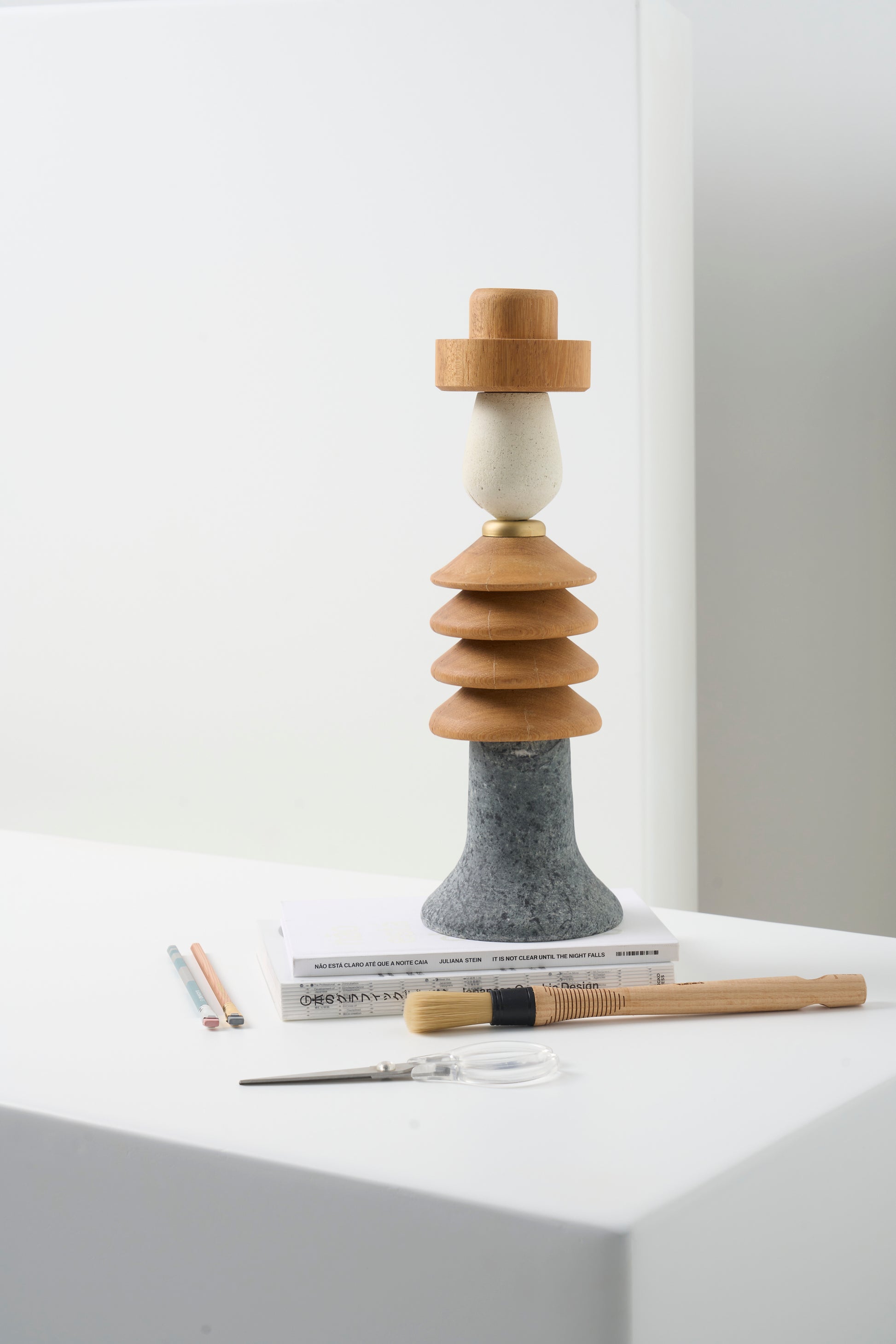 Escultura decorativa Toy N.05 da Hiyo em madeira, pedra sabão e concreto branco, assinada Iludi