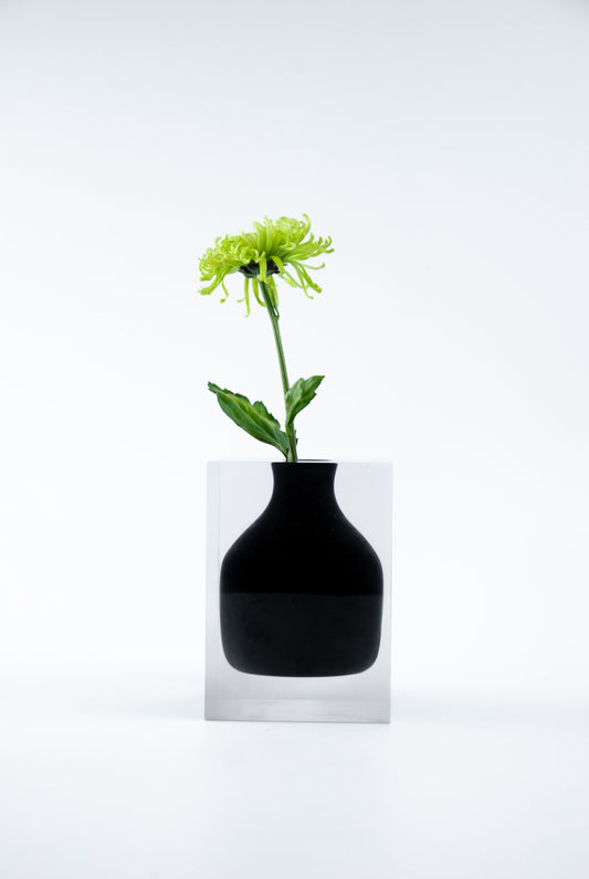 Vaso decorativo Silhouette N.03 da Hiyo em bloco de acrílico preto translúcido sobre fundo neutro