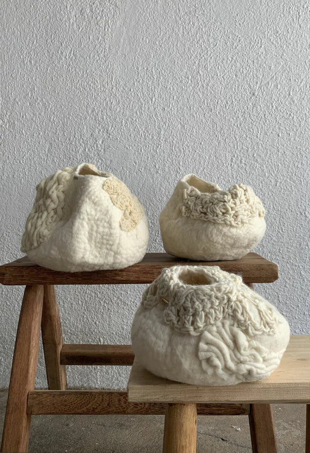 Vaso Bochincho P da Hiyo em ângulo lateral, lã natural em tom cru