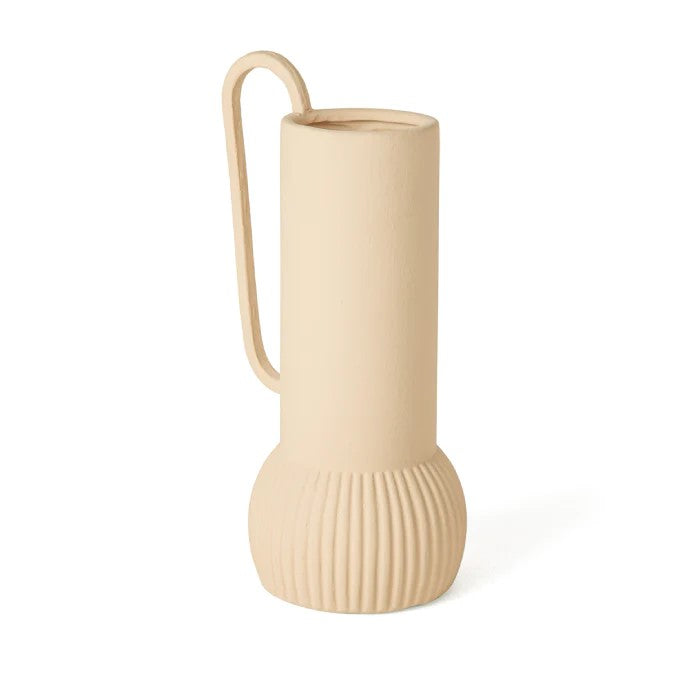 Vaso cerâmico na cor creme com design verticalmente alongado. Possui uma base canelada que adiciona uma textura distinta e um topo liso. A característica mais notável é sua alça longa e curvada, que se estende da parte superior até a metade do vaso. O vaso tem um acabamento fosco e apresenta uma estética minimalista e moderna.