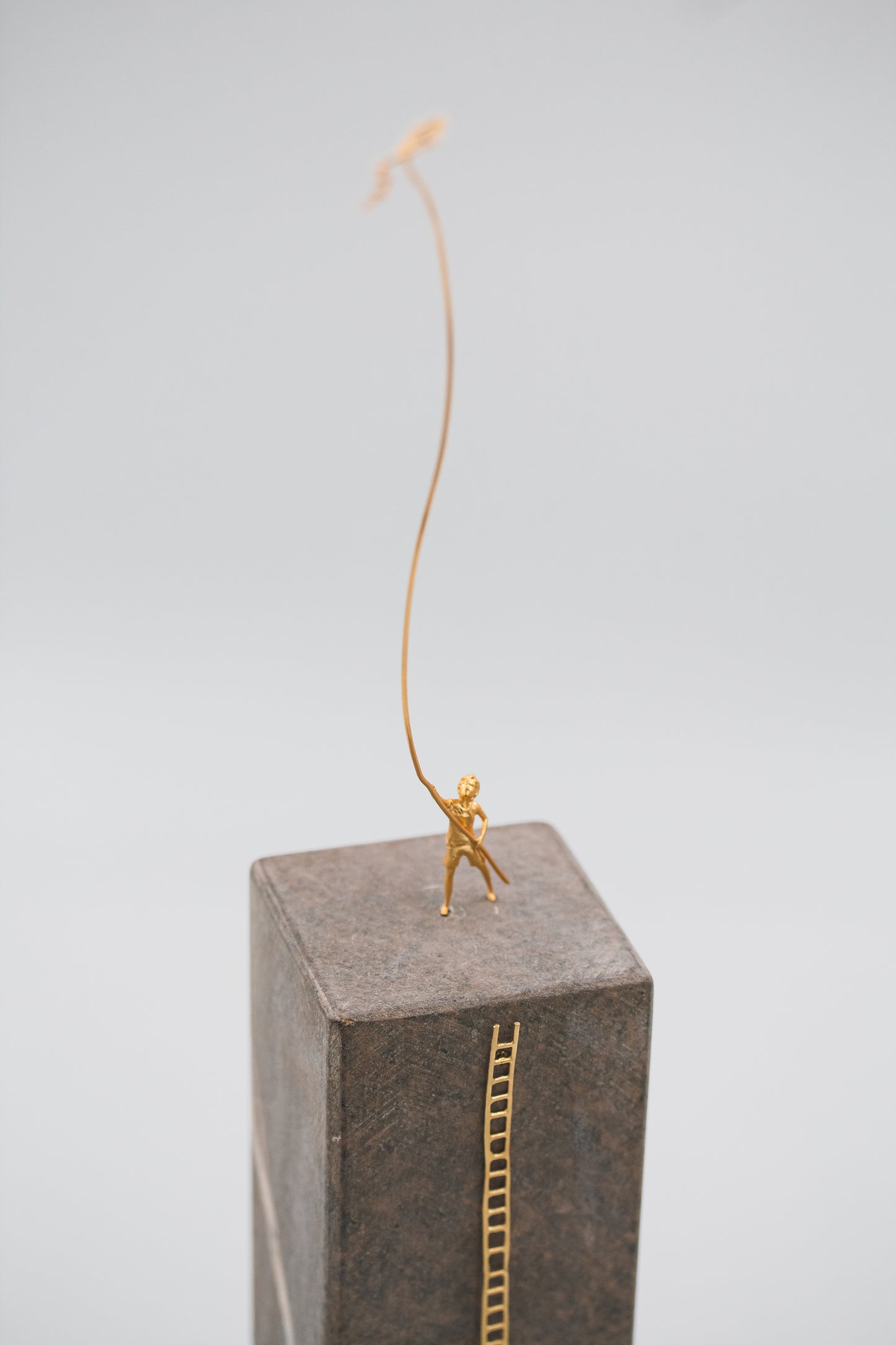 Escultura Decorativa em Pedra Sabão Banho Ouro Mundinho Em Busca das Nuvens - G