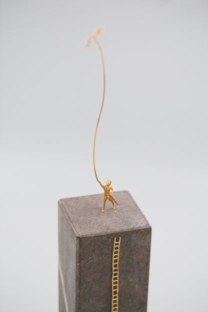 Escultura Decorativa em Pedra Sabão Banho Ouro Mundinho Em Busca das Nuvens - G