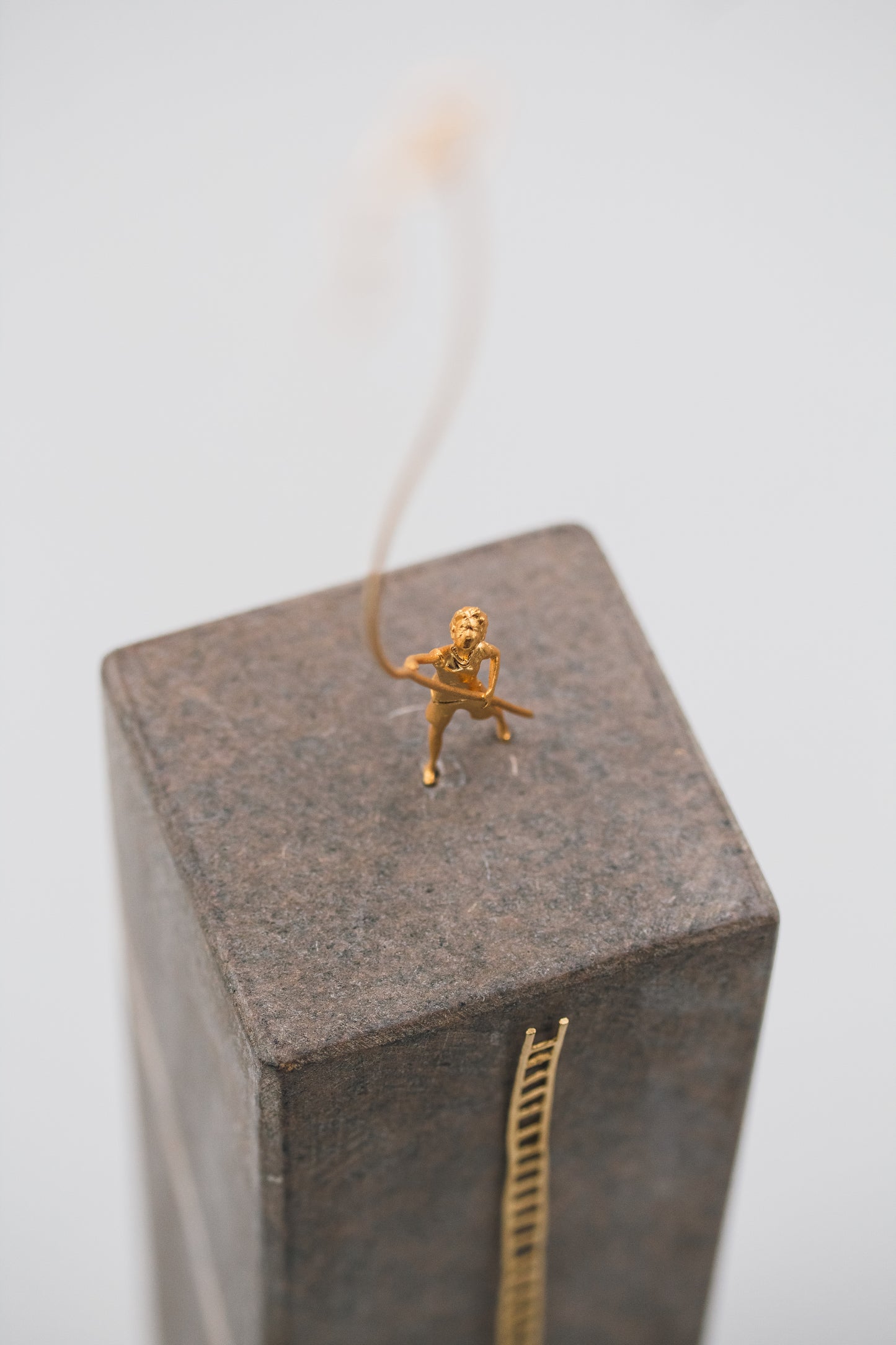 Escultura Decorativa em Pedra Sabão Banho Ouro Mundinho Em Busca das Nuvens - G
