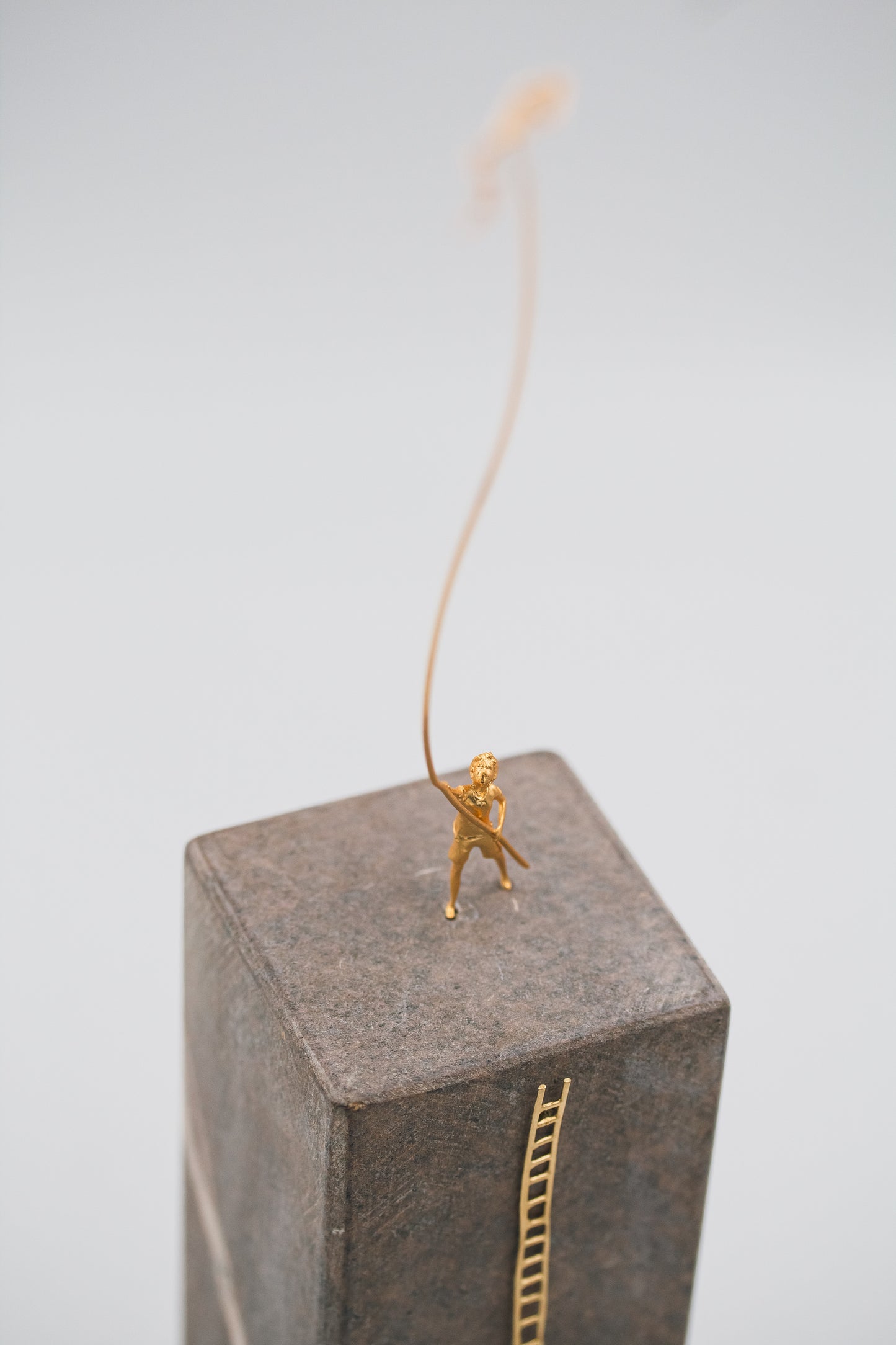 Escultura Decorativa em Pedra Sabão Banho Ouro Mundinho Em Busca das Nuvens - G
