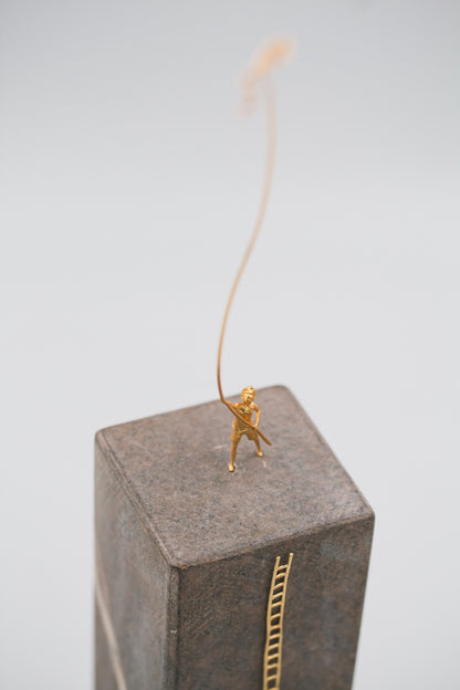 Escultura Decorativa em Pedra Sabão Banho Ouro Mundinho Em Busca das Nuvens - G