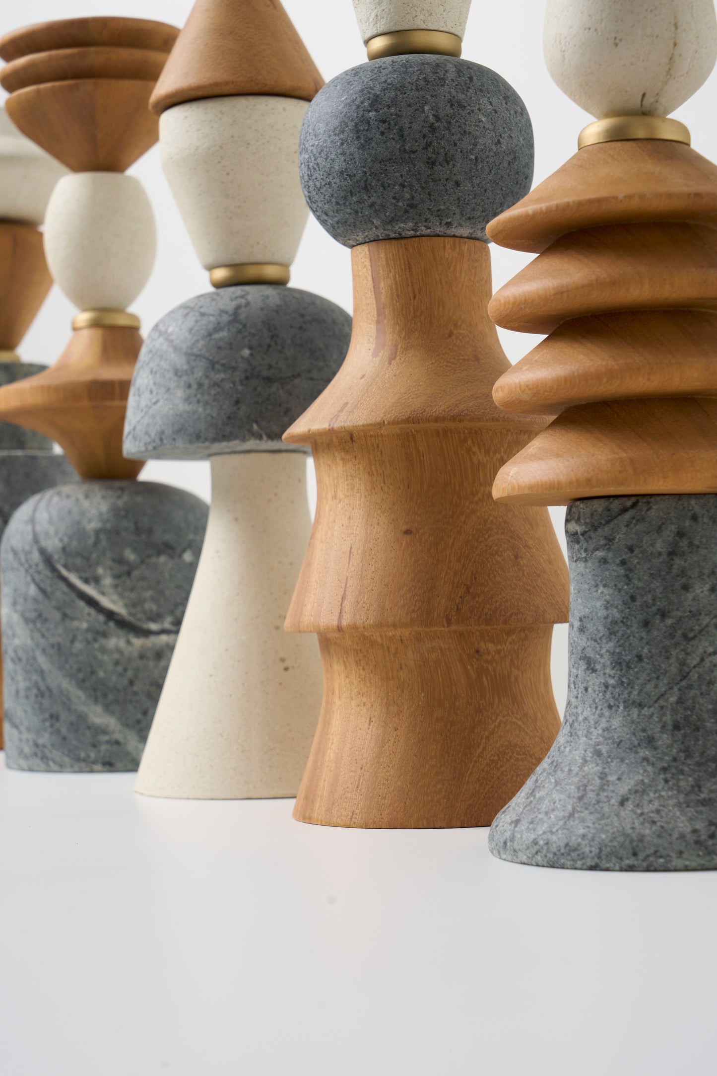 Detalhe da textura natural da Escultura Toy N.02 da Hiyo, peça Iludi em madeira e pedra sabão
