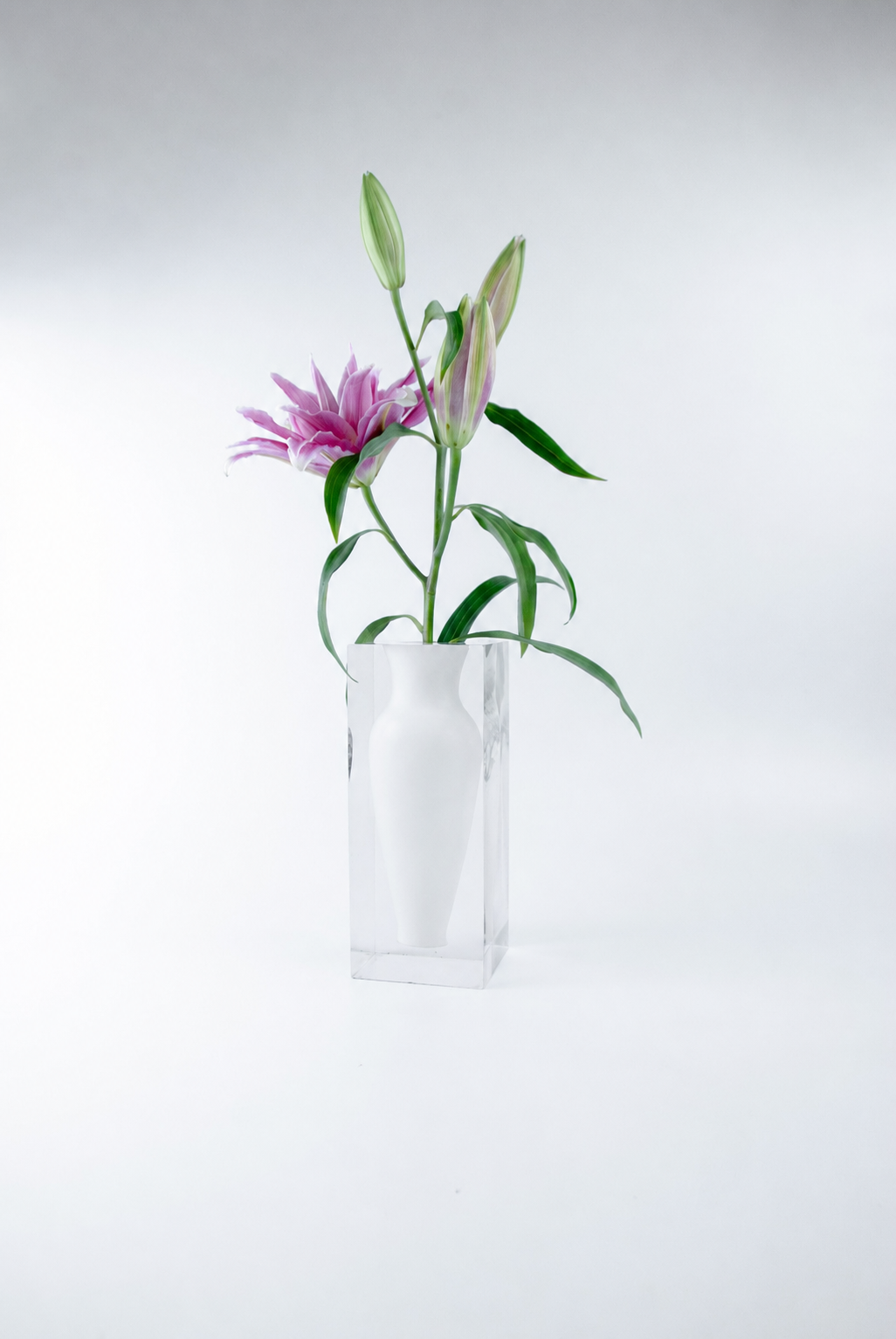 Vaso decorativo Silhouette N.05 da Hiyo em bloco de acrílico branco translúcido com perfil escultural