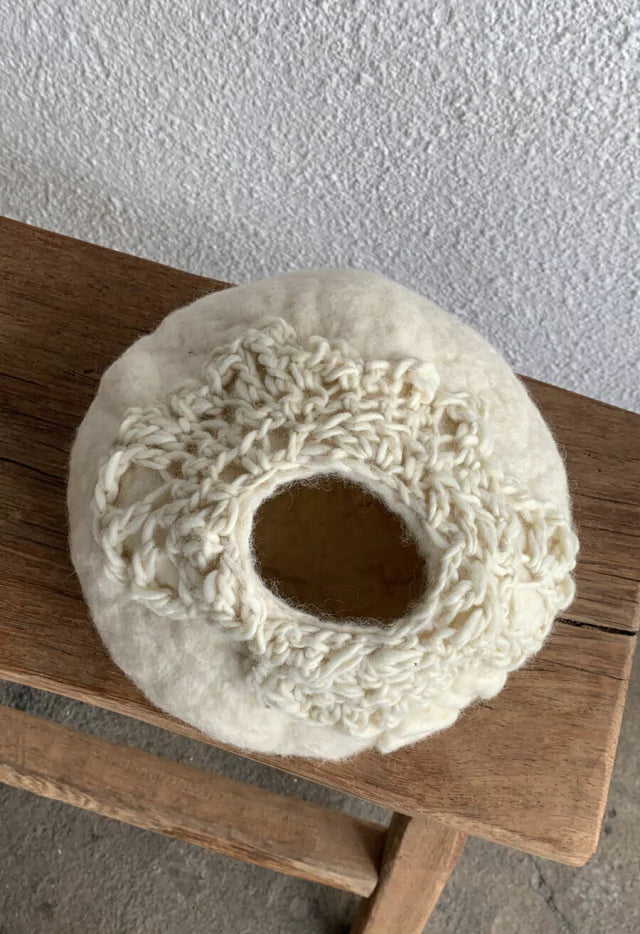 Detalhe da textura artesanal do Vaso Bochincho P da Hiyo em lã natural