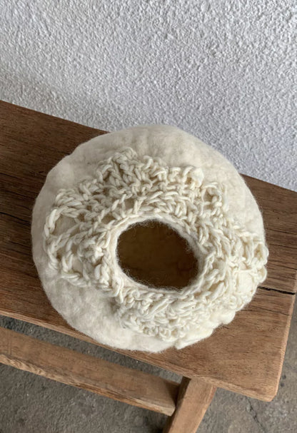 Detalhe da textura artesanal do Vaso Bochincho P da Hiyo em lã natural