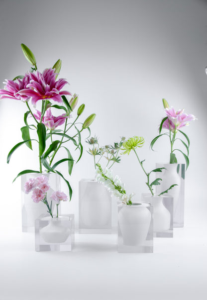 Vaso Silhouette N.06 da Hiyo em vista detalhada do acabamento em acrílico branco translúcido