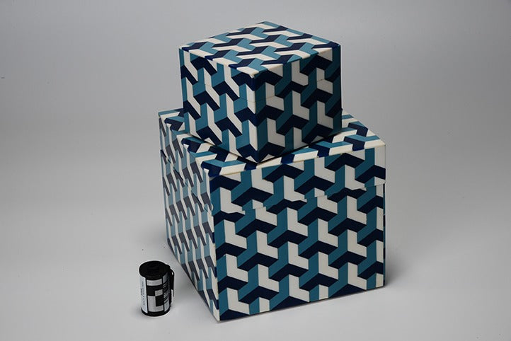 Caixa decorativa Maremoto G da Hiyo em resina azul com efeito ondulado, peça de design para mesa ou aparador