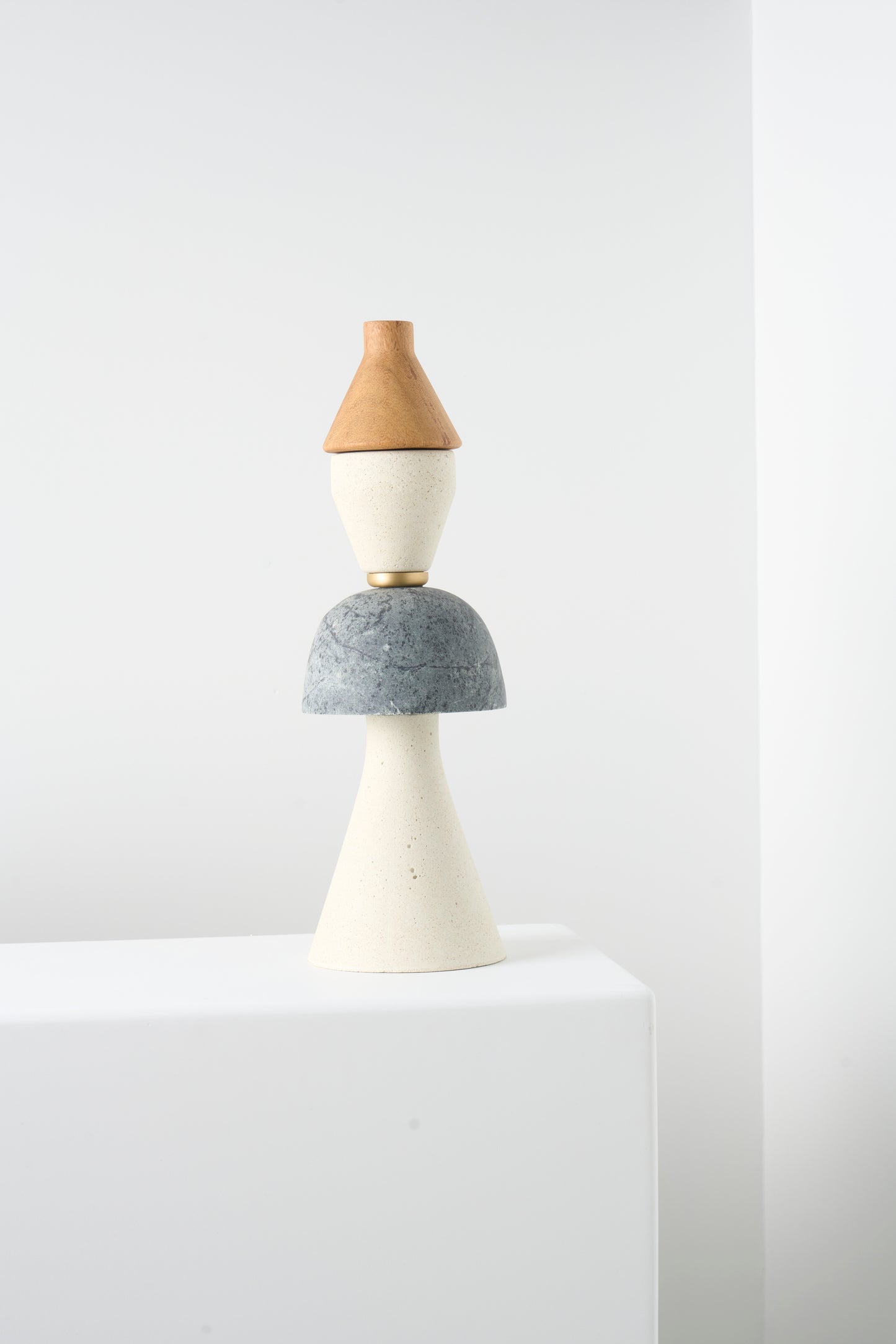 Escultura decorativa Toy N.03 da Hiyo em madeira e pedra natural, assinada pela marca Iludi