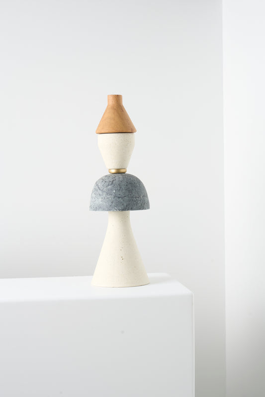 Escultura decorativa Toy N.03 da Hiyo em madeira e pedra natural, assinada pela marca Iludi
