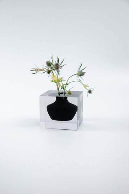 Vaso Silhouette N.01 da Hiyo em ângulo alternativo mostrando a transparência do acrílico preto