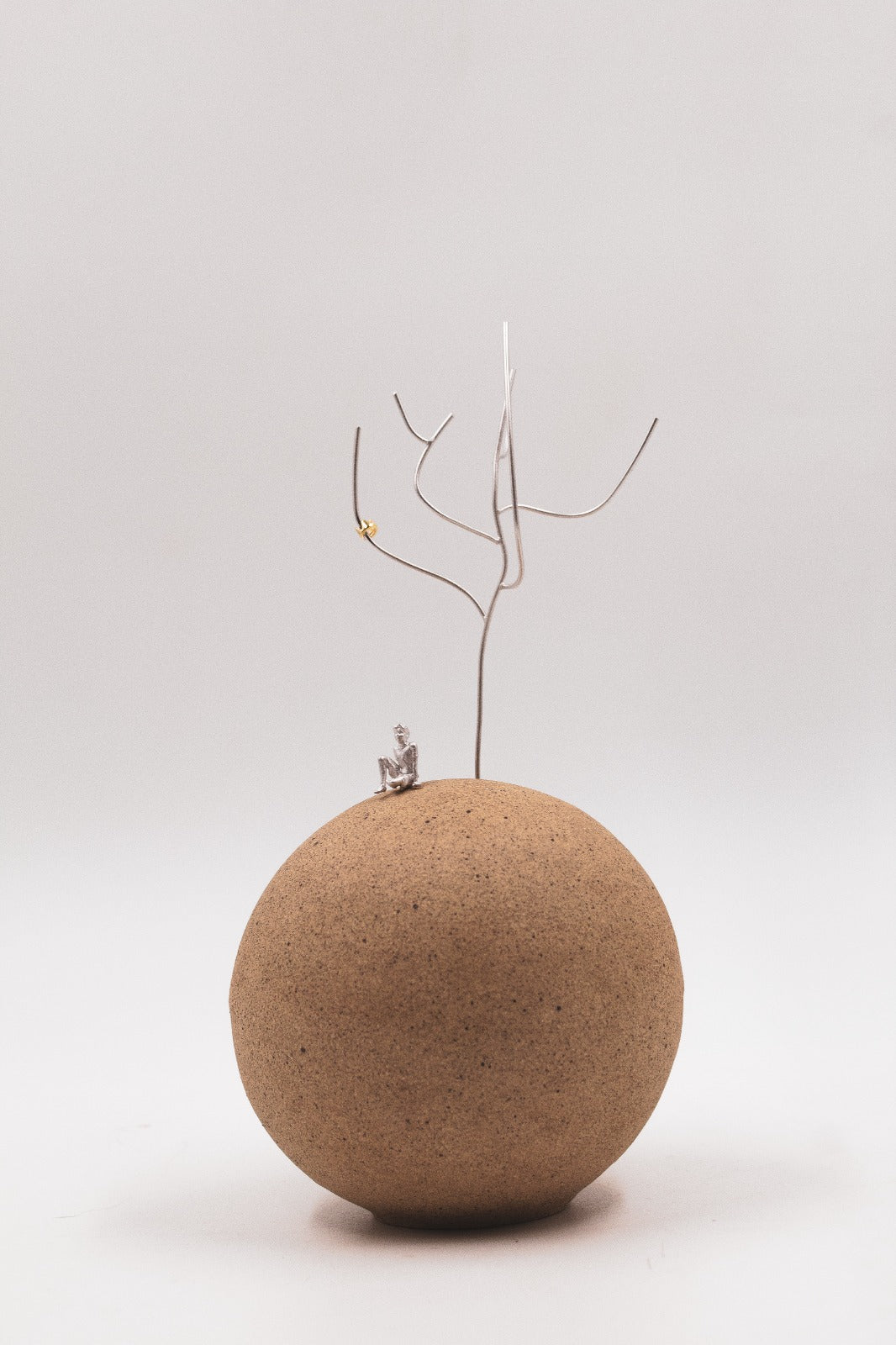 Escultura decorativa Mundinho O Poeta e O Rei da coleção Petricor por DZT na Hiyo, em cerâmica e metal com acabamento banho de ouro, design assinado
