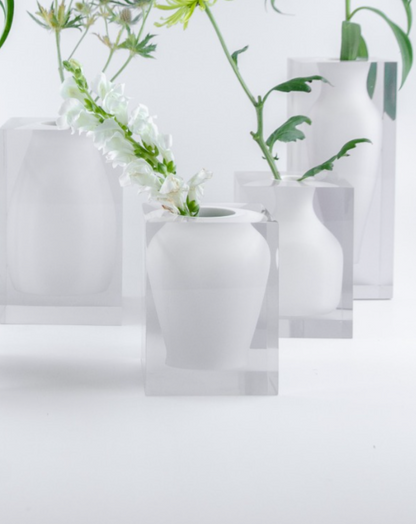 Vaso decorativo Silhouette N.02 da Hiyo em bloco de acrílico branco translúcido sobre fundo neutro