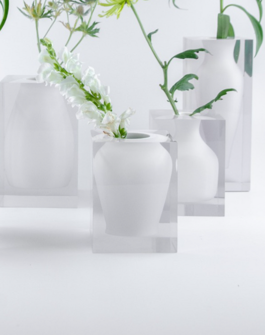 Vaso decorativo Silhouette N.02 da Hiyo em bloco de acrílico branco translúcido sobre fundo neutro