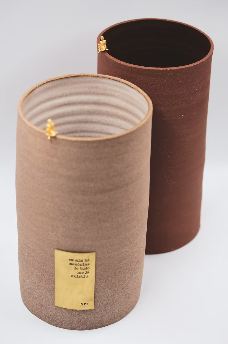 Vaso decorativo O Poeta por DZT na Hiyo, em cerâmica terracota e metal com banho de ouro, design assinado, fotografado em fundo neutro