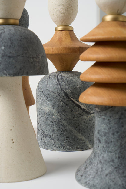 Detalhe da textura natural da Escultura Toy N.04 da Hiyo, peça Iludi em madeira e pedra sabão