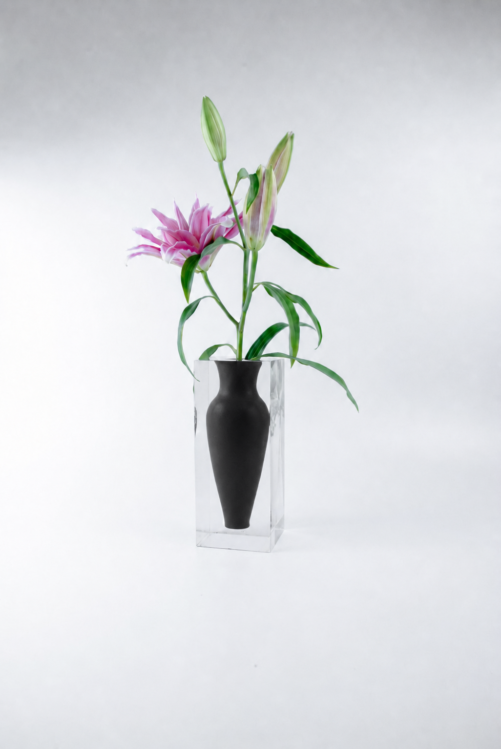Vaso decorativo Silhouette N.05 da Hiyo em bloco de acrílico preto translúcido com perfil escultural