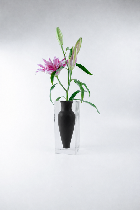Vaso decorativo Silhouette N.05 da Hiyo em bloco de acrílico preto translúcido com perfil escultural