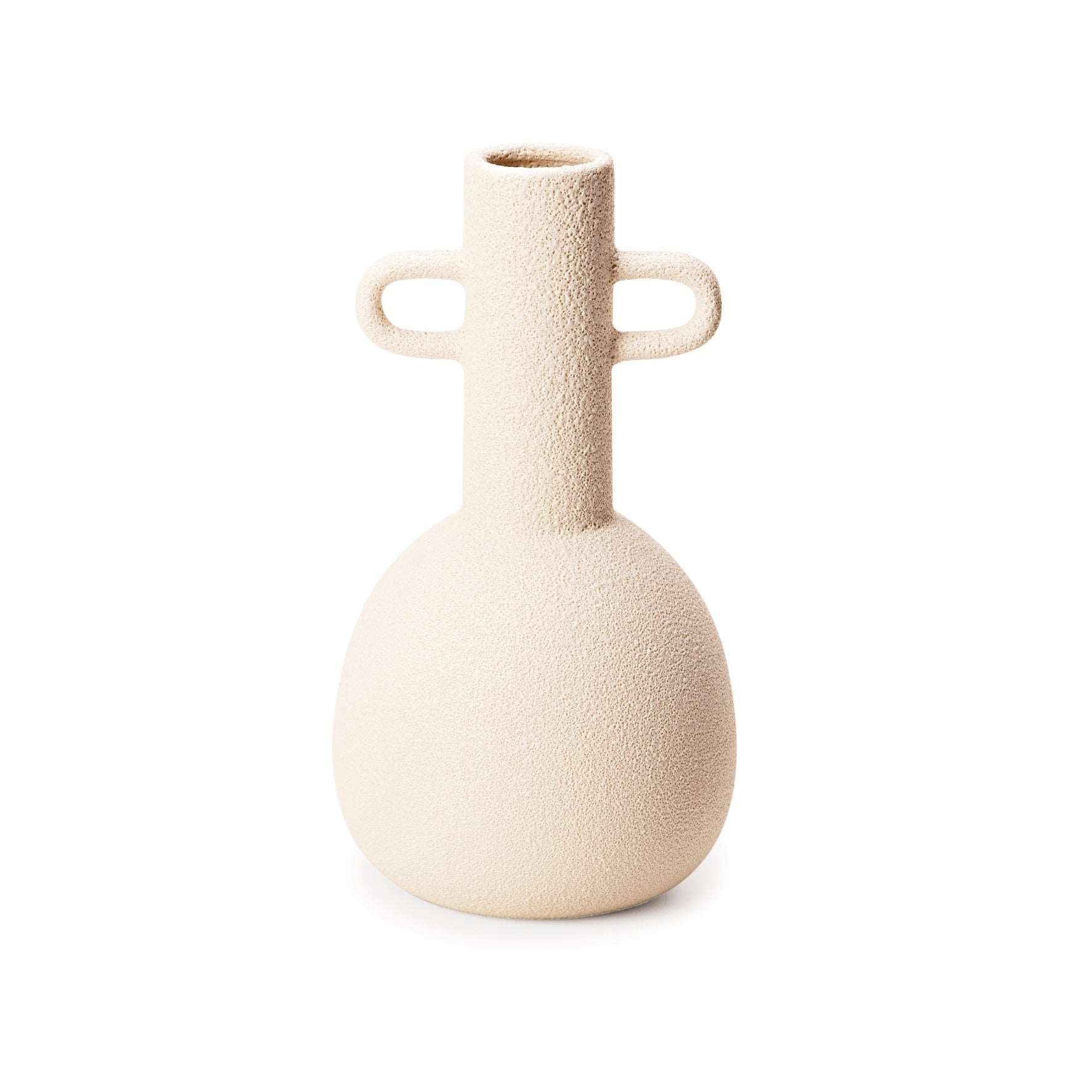 Elegante vaso minimalista com design orgânico e alças laterais, apresentando uma textura finamente granulada em um tom neutro suave. Ideal para os amantes do estilo nórdico e para quem busca refinamento na decoração de interiores. Este acessório de cerâmica é uma adição sofisticada para arranjos florais ou como peça decorativa autônoma em qualquer espaço residencial, escritório ou estabelecimento comercial, atraindo o olhar de arquitetos e designers pela sua simplicidade e beleza natural.